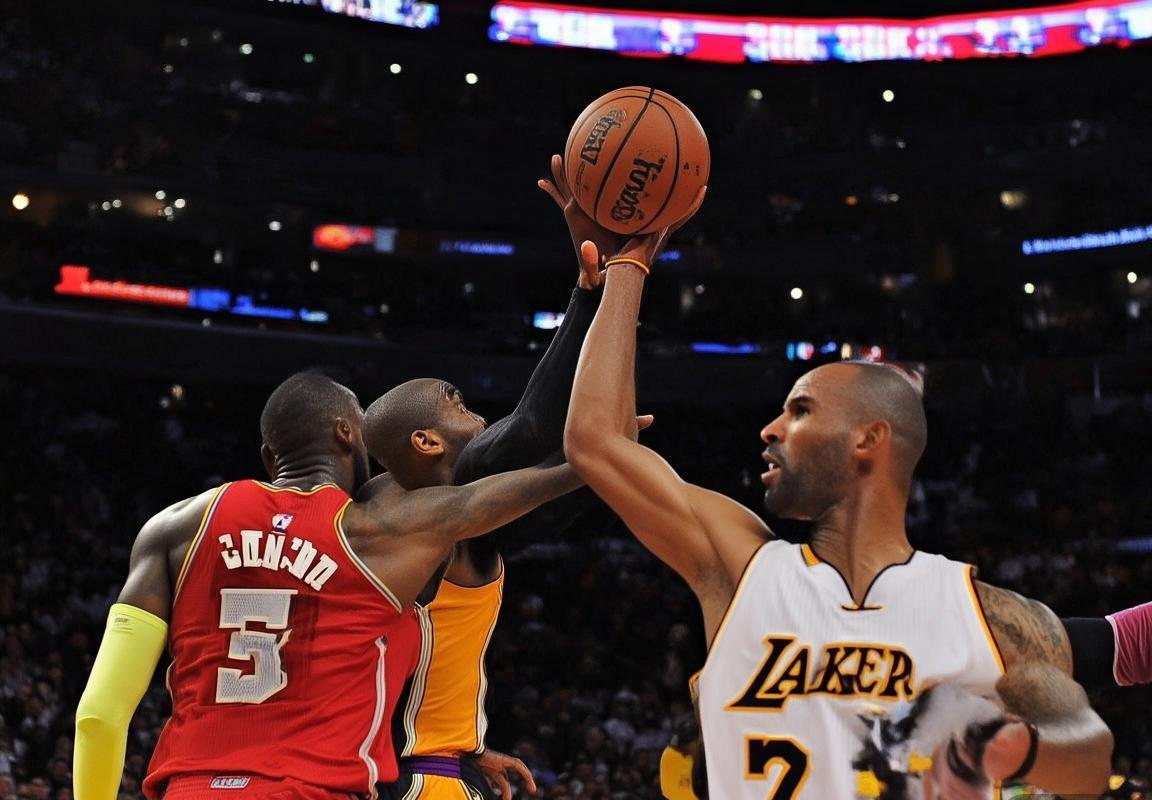 2011年NBA科比詹姆斯巅峰对决：湖人与骑士经典战役回顾(图4)